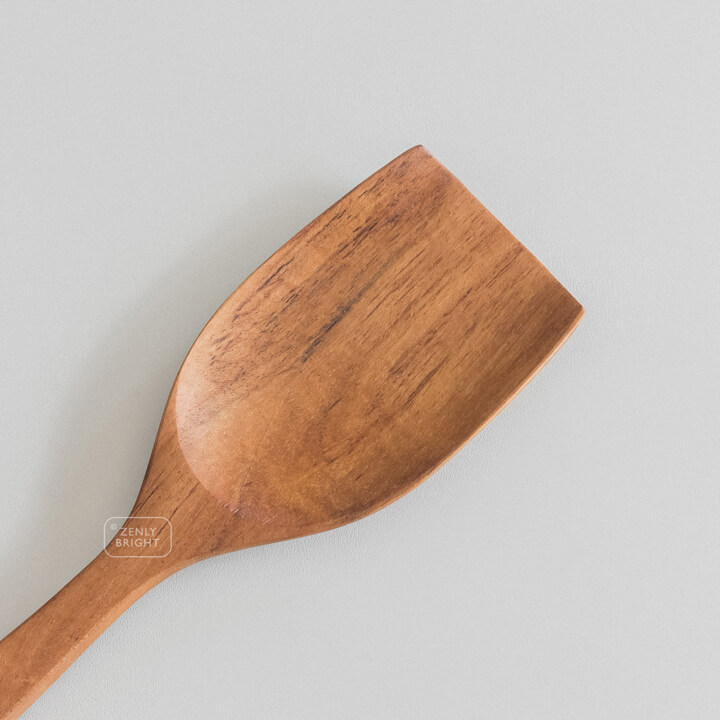 detail-agas-wooden-spatula-zenly-bright